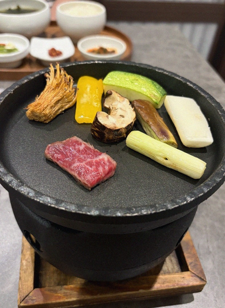 GOWOOGA Gwanghwamun · シグネチャーの韓牛ショーイング — 木箱に盛られた霜降り韓牛とキャビア