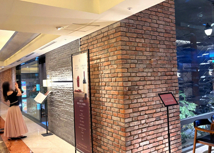 GOWOOGA Gwanghwamun · 店舗入口と案内