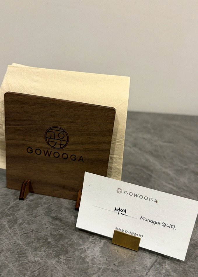 GOWOOGA Gwanghwamun · シグネチャーの韓牛ショーイング — 木箱に盛られた霜降り韓牛とキャビア