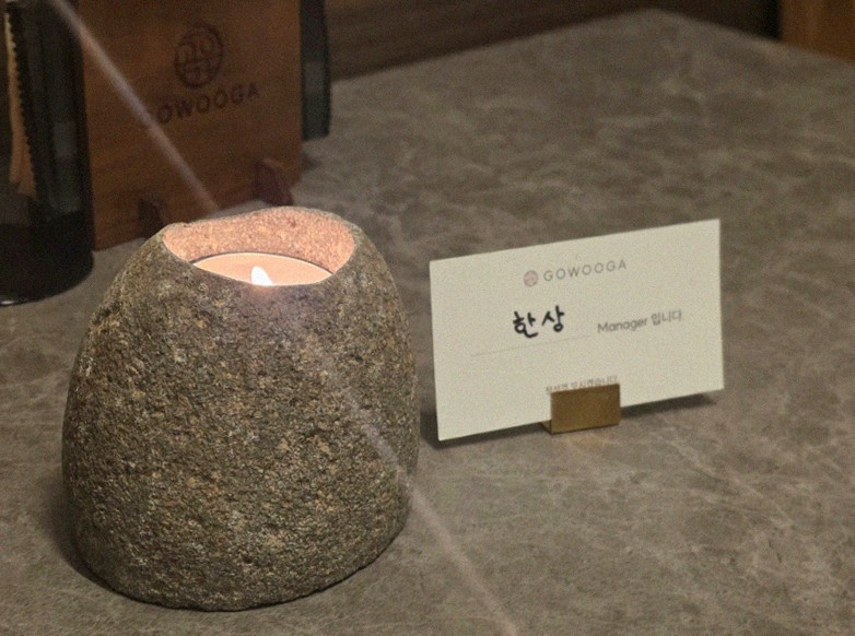 고우가 광화문점 · 광화문 한우오마카세 광화문 룸식당 · 시그니처 한우 쇼잉 — 진열함에 담긴 마블링 한우와 캐비아