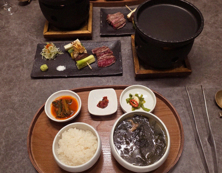 고우가 광화문점 · 광화문 한우오마카세 광화문 룸식당 · 시그니처 한우 쇼잉 — 진열함에 담긴 마블링 한우와 캐비아