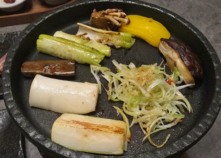 고우가 광화문점 · 광화문 한우오마카세 광화문 룸식당 · 정갈하게 차려진 반찬과 곁들임 찬