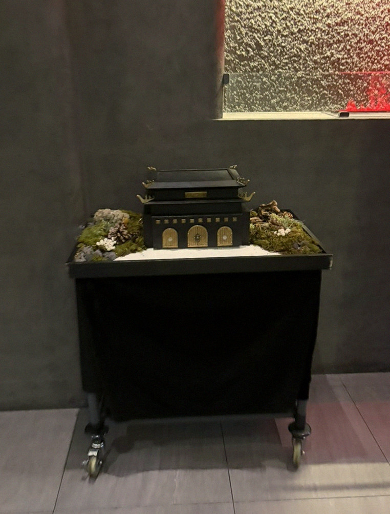 GOWOOGA Gwanghwamun · 招牌韩牛展示 — 木盒中呈现的雪花韩牛与鱼子酱