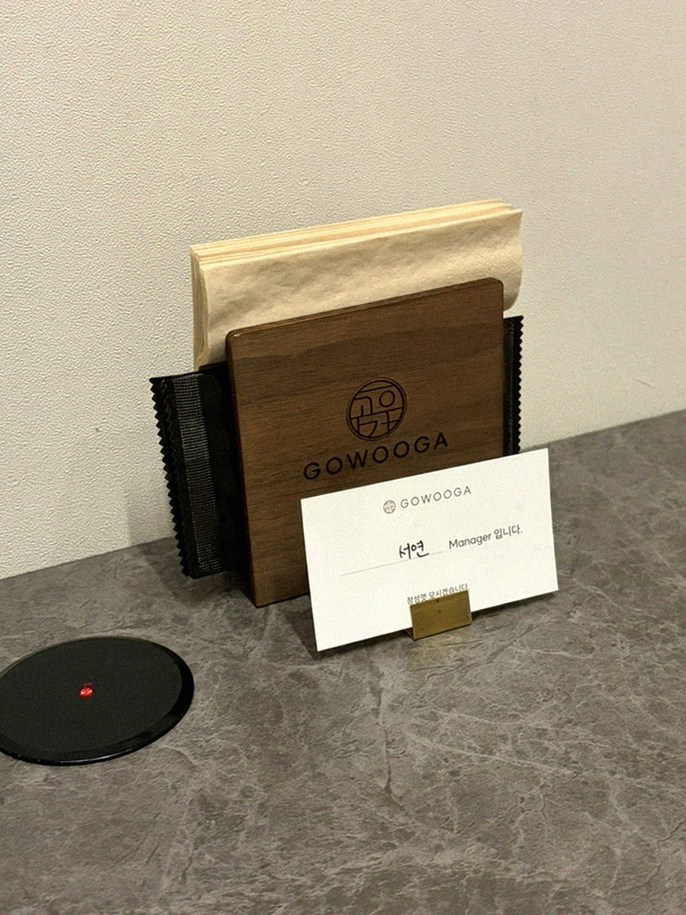 GOWOOGA Gwanghwamun · 招牌韩牛展示 — 木盒中呈现的雪花韩牛与鱼子酱