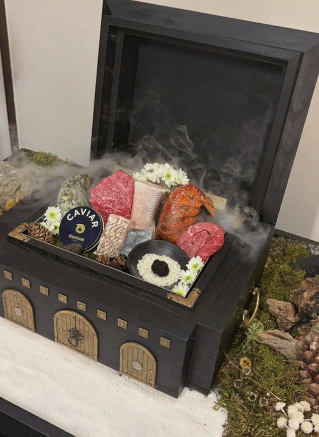 GOWOOGA Gwanghwamun · 招牌韩牛展示 — 木盒中呈现的雪花韩牛与鱼子酱