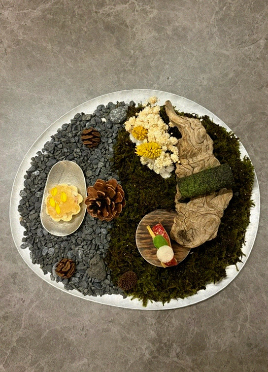 GOWOOGA Gwanghwamun · 招牌韩牛展示 — 木盒中呈现的雪花韩牛与鱼子酱