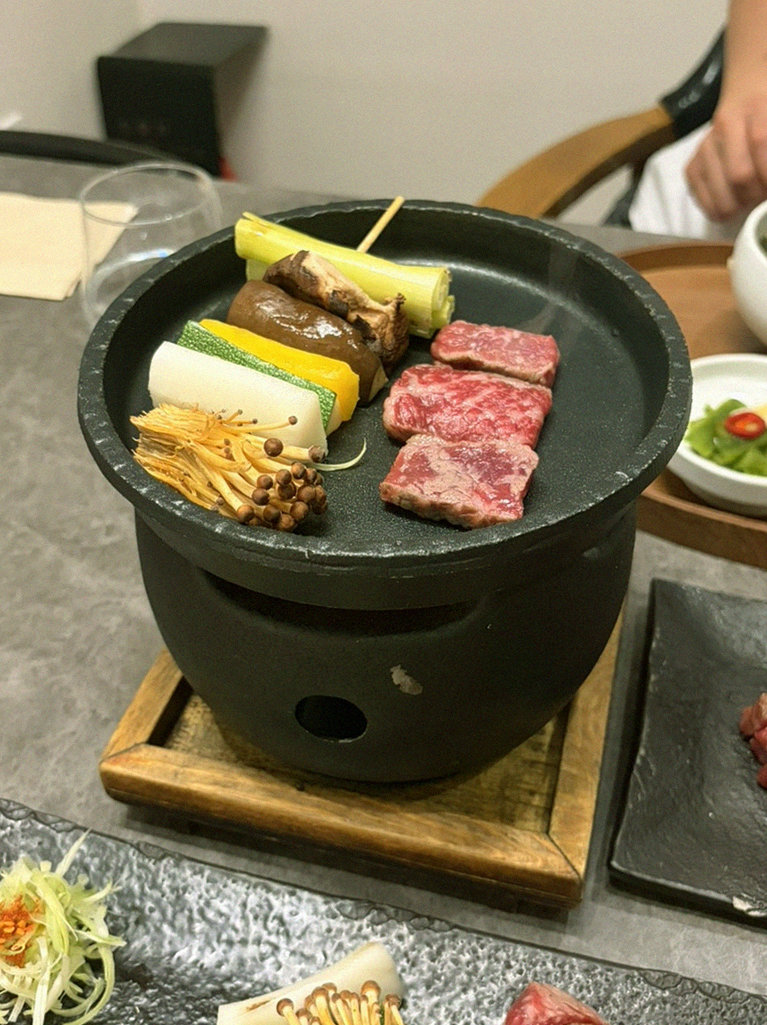GOWOOGA Gwanghwamun · 招牌韩牛展示 — 木盒中呈现的雪花韩牛与鱼子酱