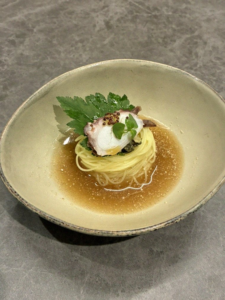 GOWOOGA Gwanghwamun · fresh Hanwoo beef tartare (yukhoe)