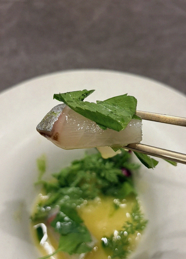 GOWOOGA Gwanghwamun · コースに添えられる海鮮料理