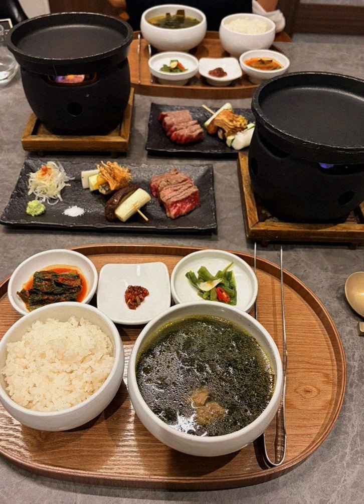 GOWOOGA Gwanghwamun · シグネチャーの韓牛ショーイング — 木箱に盛られた霜降り韓牛とキャビア