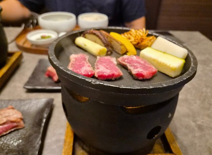 고우가 광화문점 · 광화문 한우오마카세 광화문 파인다이닝 · 시그니처 한우 쇼잉 — 진열함에 담긴 마블링 한우와 캐비아