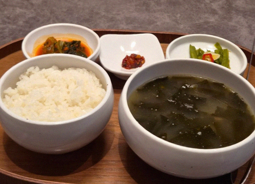 고우가 광화문점 · 광화문 한우오마카세 광화문 파인다이닝 · 정갈하게 차려진 반찬과 곁들임 찬
