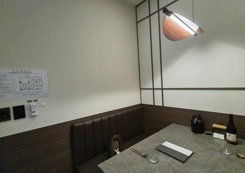 고우가 광화문점 · 광화문 한우오마카세 광화문 파인다이닝 · 전 좌석 프라이빗 룸 내부 분위기