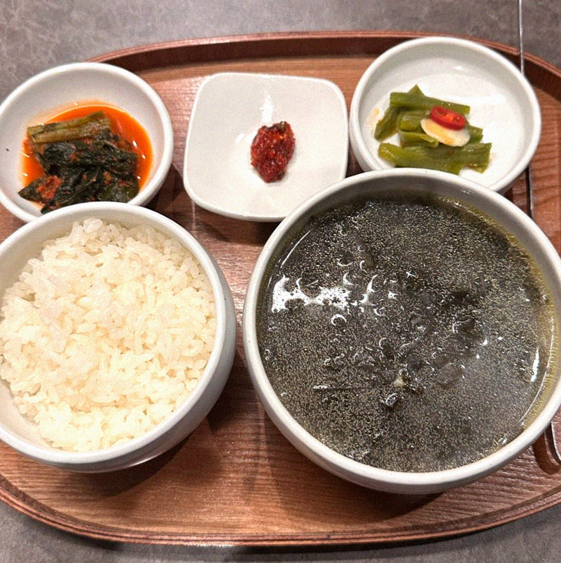 고우가 광화문점 · 광화문 한우오마카세 광화문 룸식당 · 정갈하게 차려진 반찬과 곁들임 찬