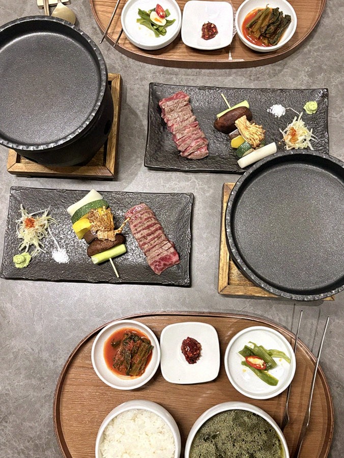 고우가 광화문점 · 광화문 한우오마카세 광화문 룸식당 · 시그니처 한우 쇼잉 — 진열함에 담긴 마블링 한우와 캐비아