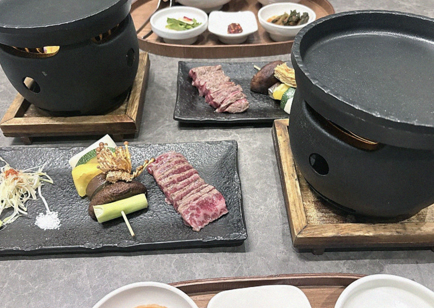 고우가 광화문점 · 광화문 한우오마카세 광화문 룸식당 · 시그니처 한우 쇼잉 — 진열함에 담긴 마블링 한우와 캐비아