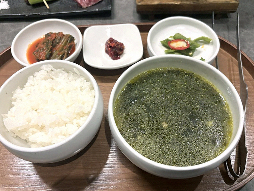 고우가 광화문점 · 광화문 한우오마카세 광화문 룸식당 · 정갈하게 차려진 반찬과 곁들임 찬