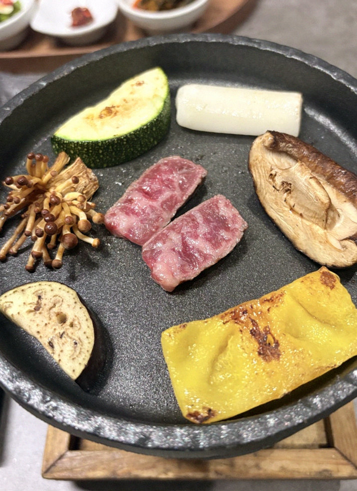 고우가 광화문점 · 광화문 한우오마카세 광화문 룸식당 · 정갈하게 차려진 반찬과 곁들임 찬