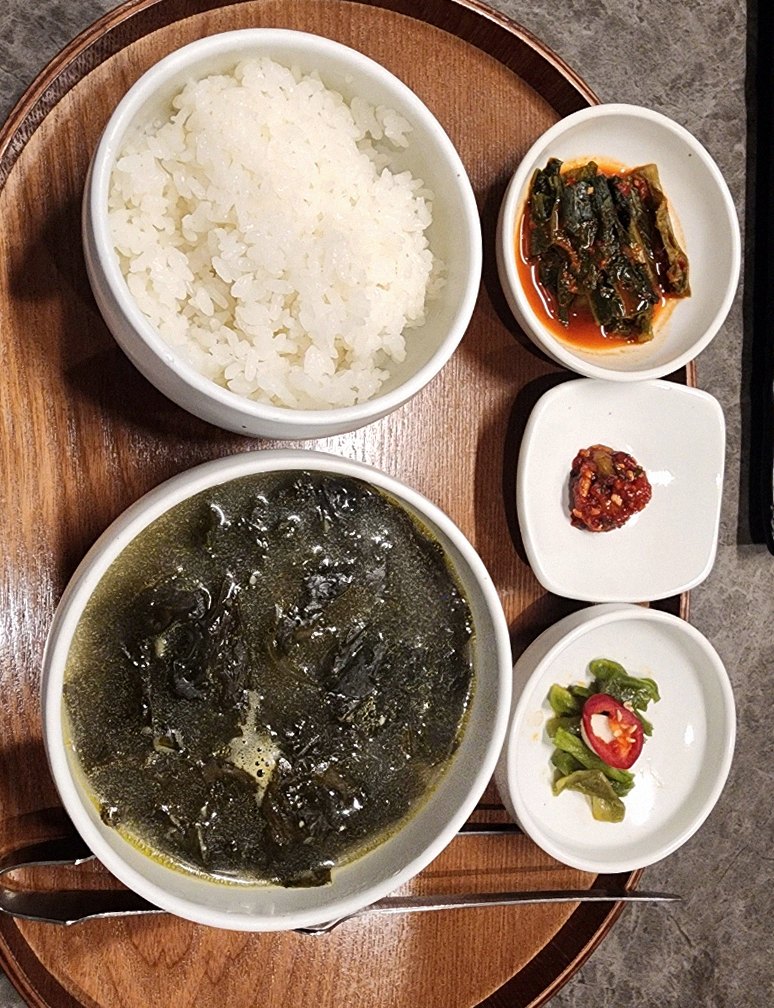 고우가 광화문점 · 광화문 한우오마카세 광화문 룸식당 · 정갈하게 차려진 반찬과 곁들임 찬