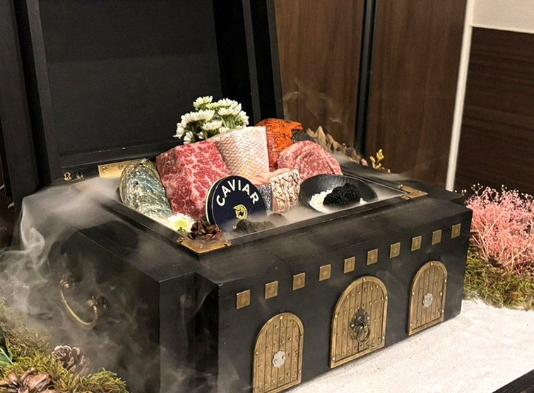 GOWOOGA Gwanghwamun · 招牌韩牛展示 — 木盒中呈现的雪花韩牛与鱼子酱
