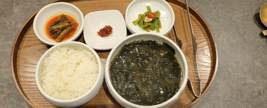 고우가 광화문점 · 광화문 한우오마카세 광화문 룸식당 · 정갈하게 차려진 반찬과 곁들임 찬