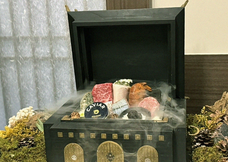 GOWOOGA Gwanghwamun · シグネチャーの韓牛ショーイング — 木箱に盛られた霜降り韓牛とキャビア