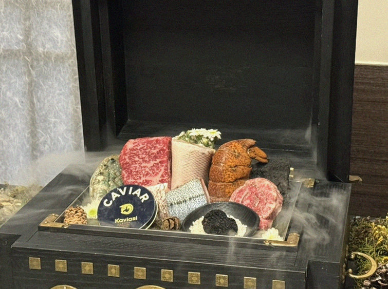 GOWOOGA Gwanghwamun · シグネチャーの韓牛ショーイング — 木箱に盛られた霜降り韓牛とキャビア