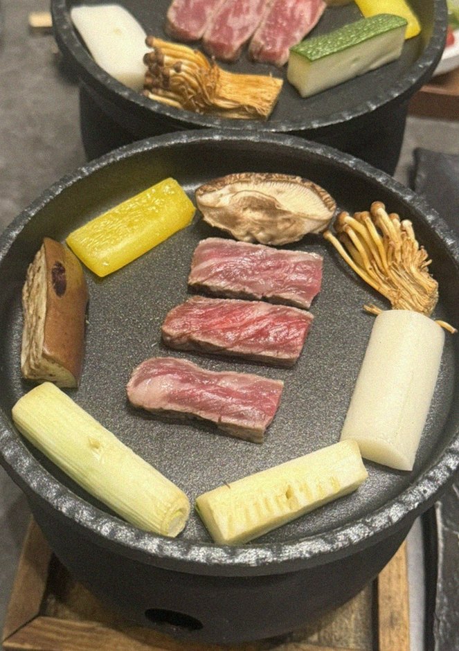 GOWOOGA Gwanghwamun · シグネチャーの韓牛ショーイング — 木箱に盛られた霜降り韓牛とキャビア