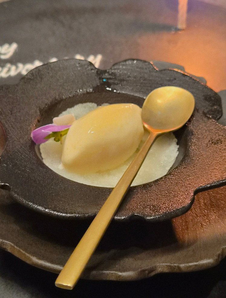 GOWOOGA Gwanghwamun · fresh Hanwoo beef tartare (yukhoe)
