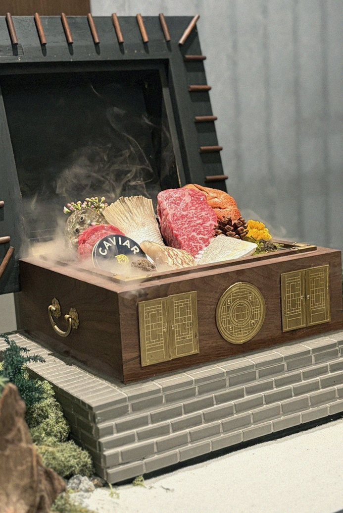 고우가 역삼점 강남 · 강남 한우오마카세 강남 룸식당 · 시그니처 한우 쇼잉 — 진열함에 담긴 마블링 한우와 캐비아