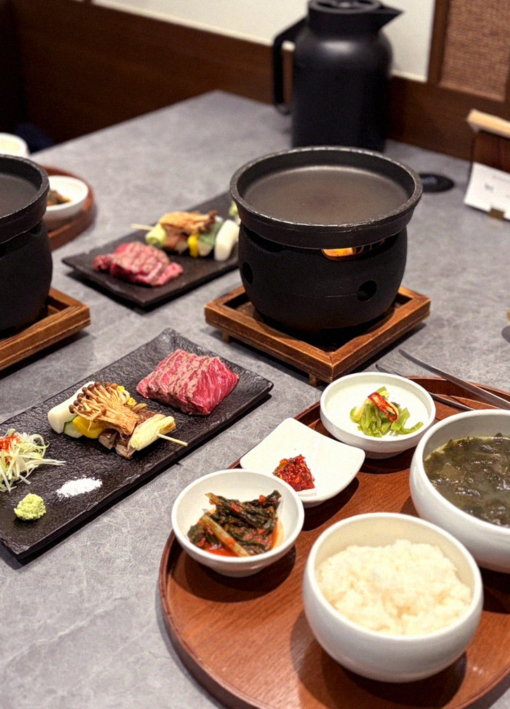 고우가 역삼점 강남 · 강남 한우오마카세 강남 룸식당 · 시그니처 한우 쇼잉 — 진열함에 담긴 마블링 한우와 캐비아