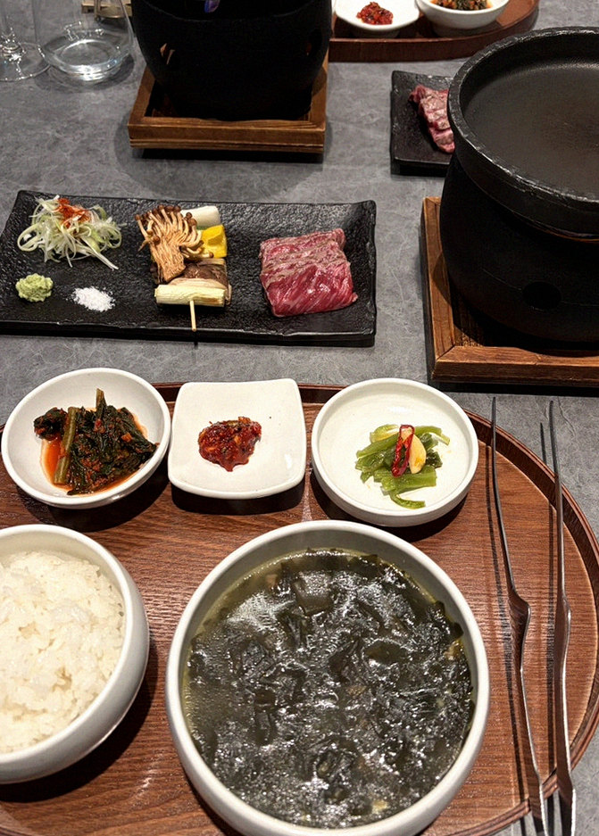 고우가 역삼점 강남 · 강남 한우오마카세 강남 룸식당 · 정갈하게 차려진 반찬과 곁들임 찬
