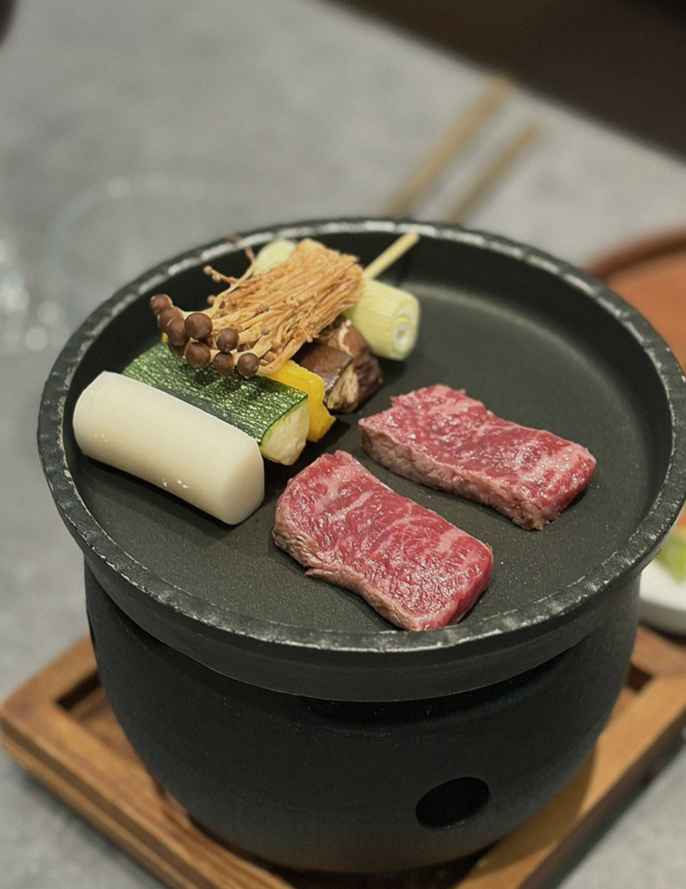 고우가 역삼점 강남 · 강남 한우오마카세 강남 룸식당 · 시그니처 한우 쇼잉 — 진열함에 담긴 마블링 한우와 캐비아
