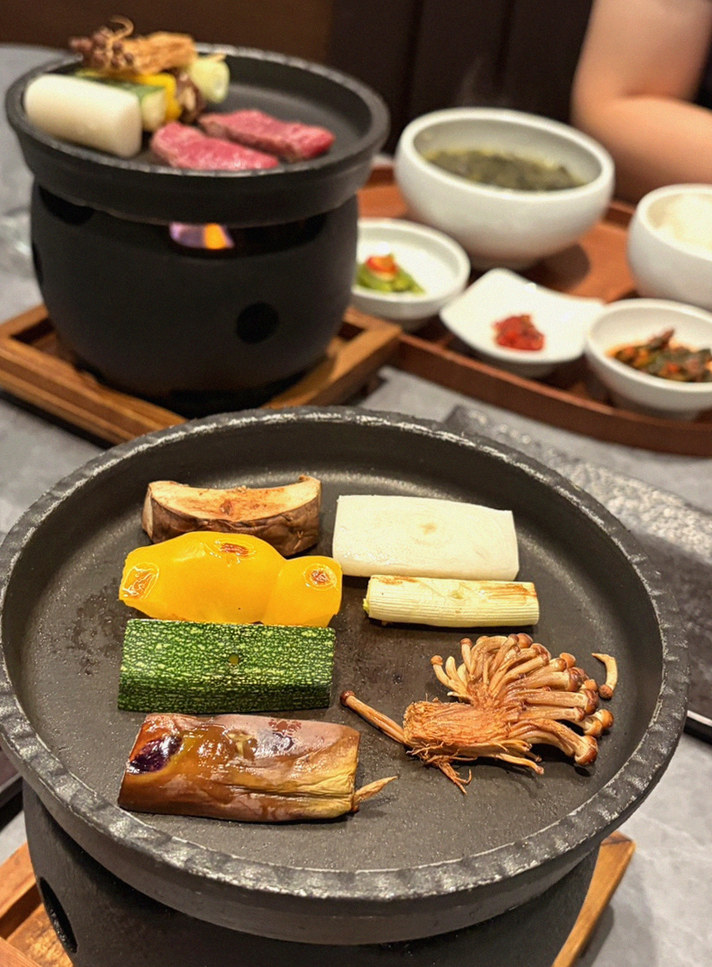 고우가 역삼점 강남 · 강남 한우오마카세 강남 룸식당 · 시그니처 한우 쇼잉 — 진열함에 담긴 마블링 한우와 캐비아