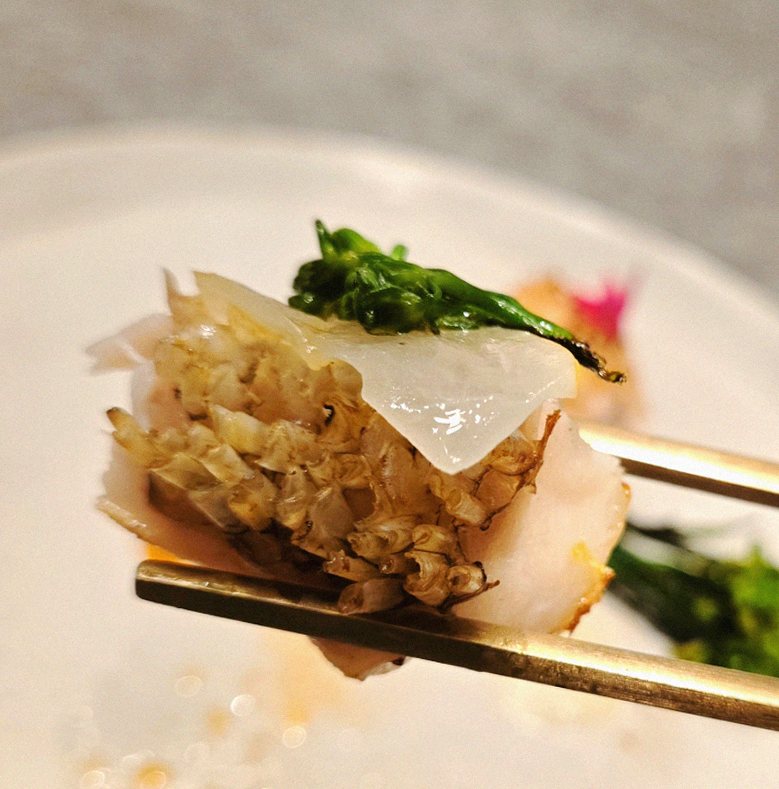 GOWOOGA Gangnam·Yeoksam · コースに添えられる海鮮料理