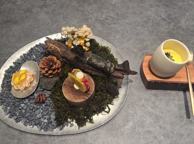 고우가 역삼점 강남 · 강남 한우오마카세 강남 데이트코스 · 시그니처 한우 쇼잉 — 진열함에 담긴 마블링 한우와 캐비아