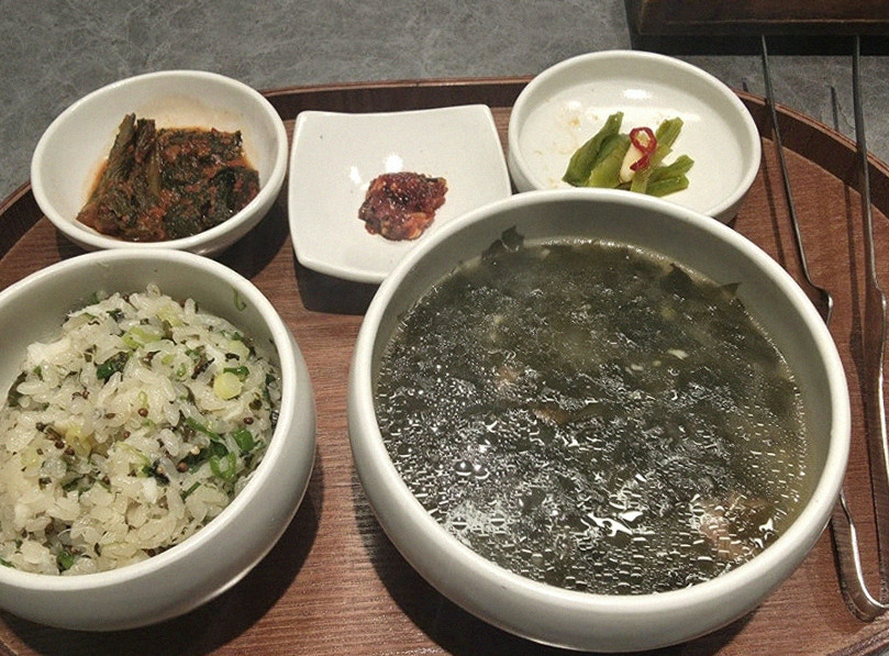 고우가 역삼점 강남 · 강남 한우오마카세 강남 데이트코스 · 정갈하게 차려진 반찬과 곁들임 찬