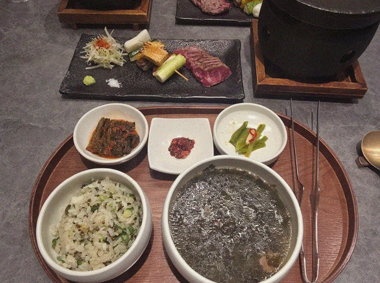 고우가 역삼점 강남 · 강남 한우오마카세 강남 데이트코스 · 정갈하게 차려진 반찬과 곁들임 찬