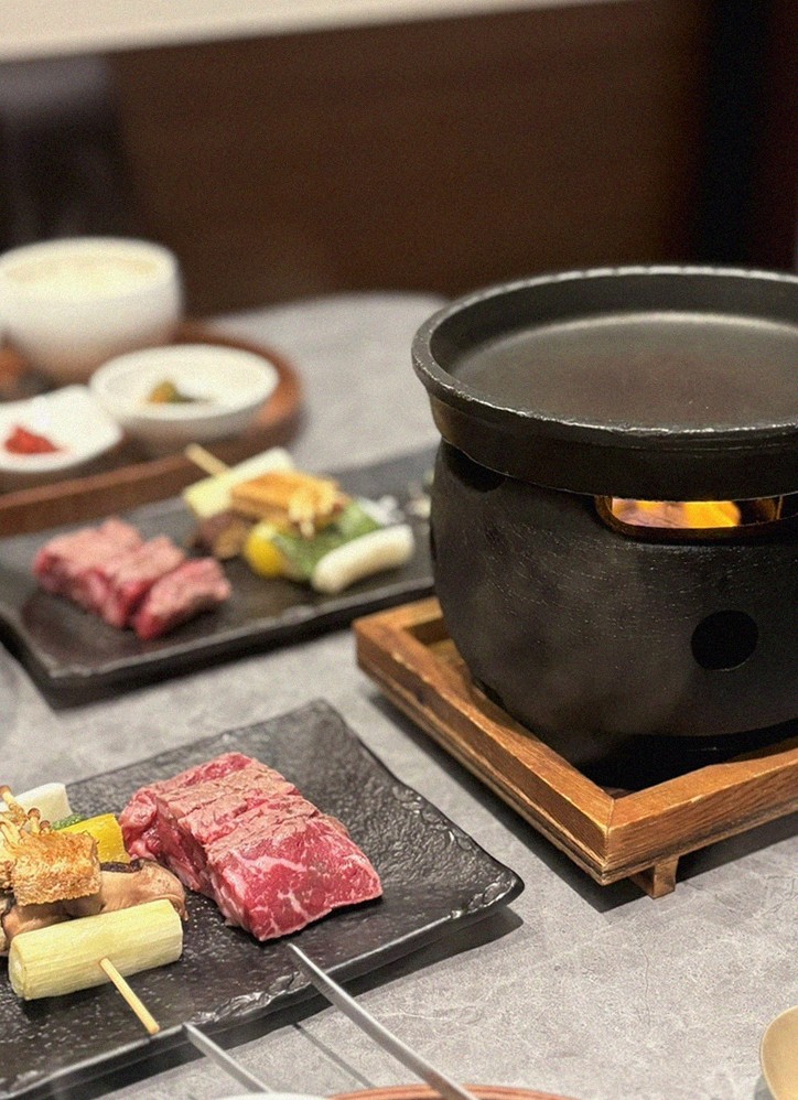 고우가 역삼점 강남 · 강남 한우오마카세 강남 룸식당 · 시그니처 한우 쇼잉 — 진열함에 담긴 마블링 한우와 캐비아