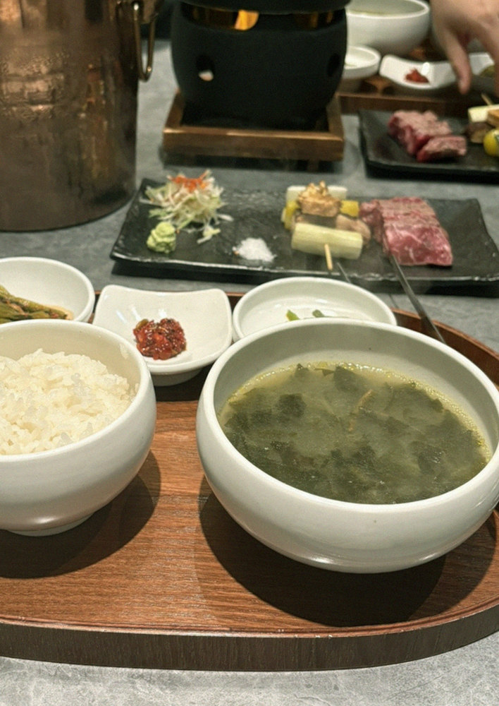 고우가 역삼점 강남 · 강남 한우오마카세 강남 룸식당 · 정갈하게 차려진 반찬과 곁들임 찬