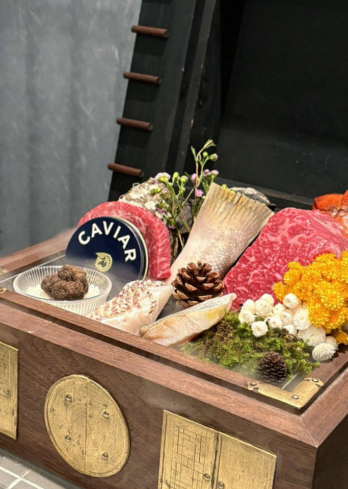 고우가 역삼점 강남 · 강남 한우오마카세 강남 룸식당 · 시그니처 한우 쇼잉 — 진열함에 담긴 마블링 한우와 캐비아