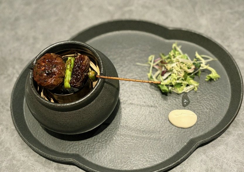 GOWOOGA Gangnam·Yeoksam · a plated course of Hanwoo beef