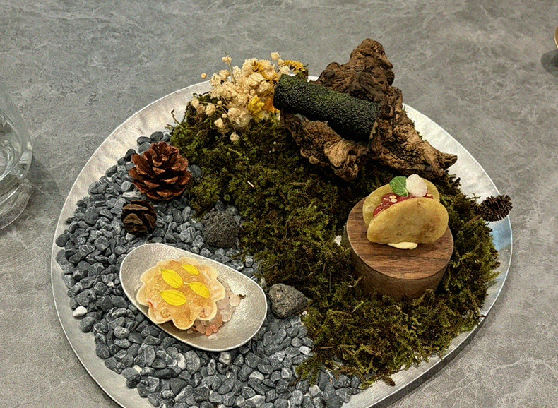 고우가 역삼점 강남 · 강남 한우오마카세 강남 룸식당 · 시그니처 한우 쇼잉 — 진열함에 담긴 마블링 한우와 캐비아