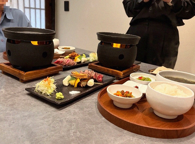 고우가 역삼점 강남 · 강남 한우오마카세 강남 룸식당 · 정갈하게 차려진 반찬과 곁들임 찬