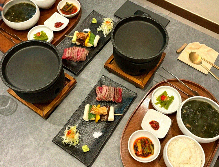 고우가 역삼점 강남 · 강남 한우오마카세 강남 룸식당 · 시그니처 한우 쇼잉 — 진열함에 담긴 마블링 한우와 캐비아