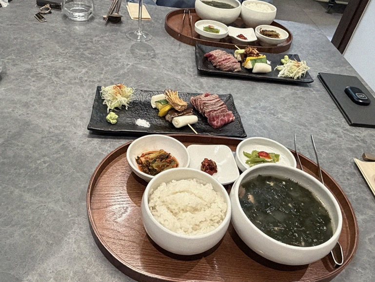 고우가 역삼점 강남 · 강남 한우오마카세 강남 룸식당 · 정갈하게 차려진 반찬과 곁들임 찬