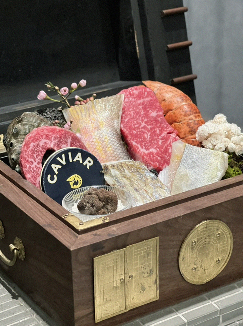 고우가 역삼점 강남 · 강남 한우오마카세 강남 데이트코스 · 시그니처 한우 쇼잉 — 진열함에 담긴 마블링 한우와 캐비아