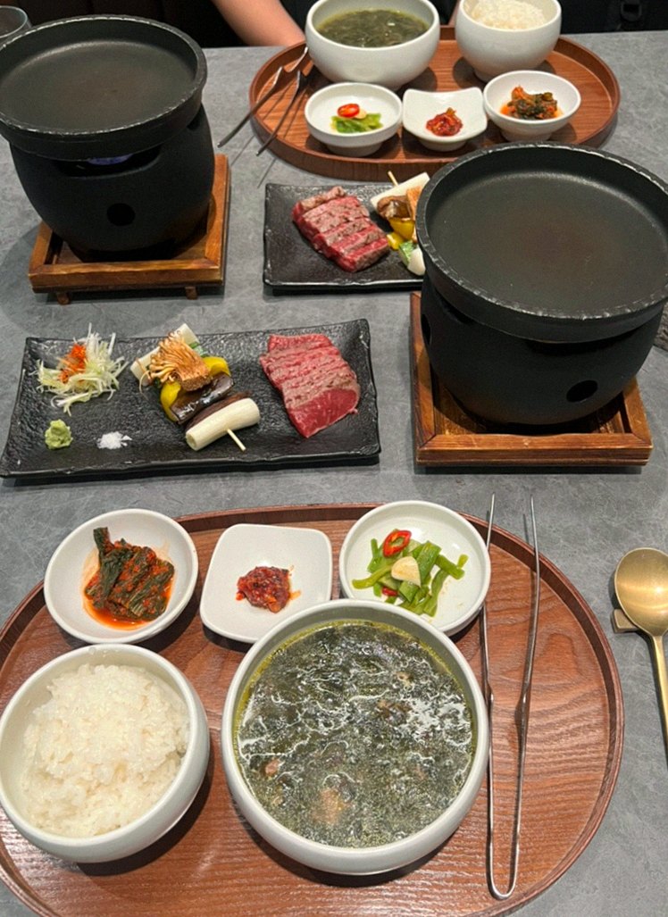 고우가 역삼점 강남 · 강남 한우오마카세 강남 데이트코스 · 시그니처 한우 쇼잉 — 진열함에 담긴 마블링 한우와 캐비아
