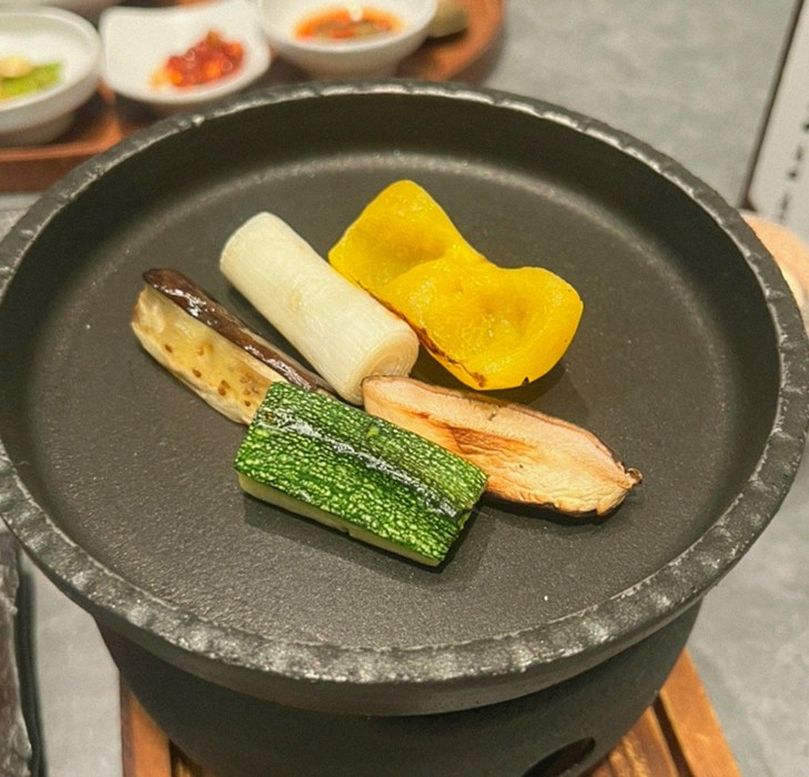 고우가 역삼점 강남 · 강남 한우오마카세 강남 데이트코스 · 정갈하게 차려진 반찬과 곁들임 찬