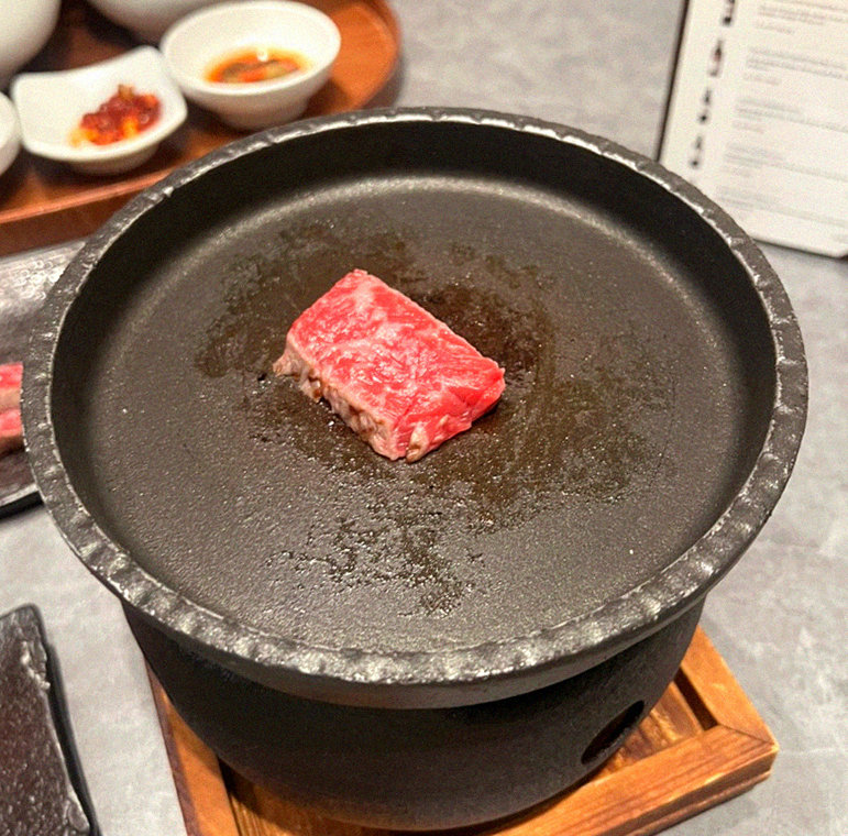 고우가 역삼점 강남 · 강남 한우오마카세 강남 데이트코스 · 시그니처 한우 쇼잉 — 진열함에 담긴 마블링 한우와 캐비아